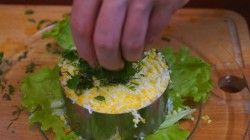 Морской салат с кальмарами и красной икрой