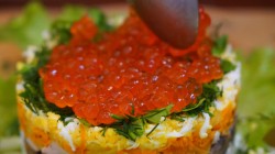 Морской салат с кальмарами и красной икрой