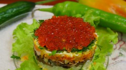 Морской салат с кальмарами и красной икрой