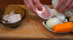 Морской салат с кальмарами и красной икрой