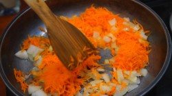 Морской салат с кальмарами и красной икрой