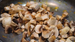 Морской салат с кальмарами и красной икрой