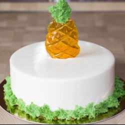 Муссовый торт с зеркальной глазурью с кокосом и ананасом