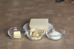 Муссовый торт с зеркальной глазурью с кокосом и ананасом