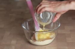 Муссовый торт с зеркальной глазурью с кокосом и ананасом