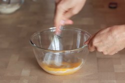 Муссовый торт с зеркальной глазурью с кокосом и ананасом