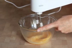 Муссовый торт с зеркальной глазурью с кокосом и ананасом