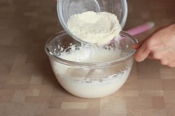 Муссовый торт с зеркальной глазурью с кокосом и ананасом