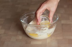 Муссовый торт с зеркальной глазурью с кокосом и ананасом