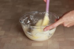 Муссовый торт с зеркальной глазурью с кокосом и ананасом