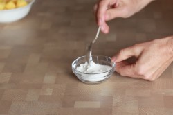 Муссовый торт с зеркальной глазурью с кокосом и ананасом