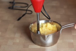 Муссовый торт с зеркальной глазурью с кокосом и ананасом