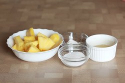 Муссовый торт с зеркальной глазурью с кокосом и ананасом