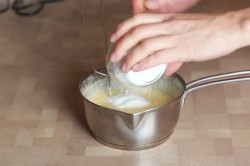 Муссовый торт с зеркальной глазурью с кокосом и ананасом