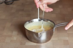 Муссовый торт с зеркальной глазурью с кокосом и ананасом