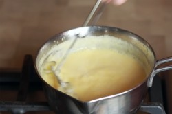 Муссовый торт с зеркальной глазурью с кокосом и ананасом