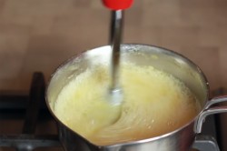 Муссовый торт с зеркальной глазурью с кокосом и ананасом