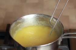 Муссовый торт с зеркальной глазурью с кокосом и ананасом