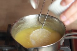 Муссовый торт с зеркальной глазурью с кокосом и ананасом