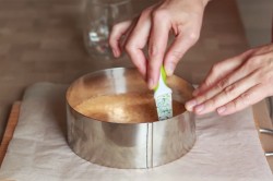 Муссовый торт с зеркальной глазурью с кокосом и ананасом