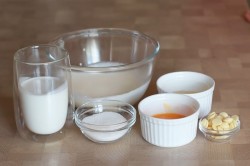 Муссовый торт с зеркальной глазурью с кокосом и ананасом