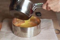 Муссовый торт с зеркальной глазурью с кокосом и ананасом