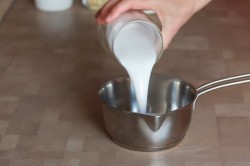 Муссовый торт с зеркальной глазурью с кокосом и ананасом