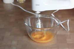 Муссовый торт с зеркальной глазурью с кокосом и ананасом