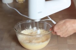 Муссовый торт с зеркальной глазурью с кокосом и ананасом