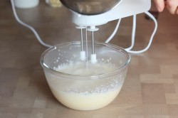 Муссовый торт с зеркальной глазурью с кокосом и ананасом