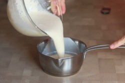 Муссовый торт с зеркальной глазурью с кокосом и ананасом