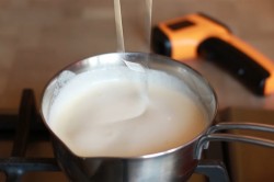 Муссовый торт с зеркальной глазурью с кокосом и ананасом