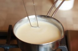 Муссовый торт с зеркальной глазурью с кокосом и ананасом