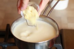 Муссовый торт с зеркальной глазурью с кокосом и ананасом