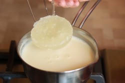 Муссовый торт с зеркальной глазурью с кокосом и ананасом