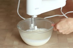 Муссовый торт с зеркальной глазурью с кокосом и ананасом