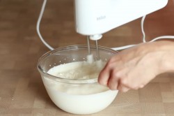 Муссовый торт с зеркальной глазурью с кокосом и ананасом