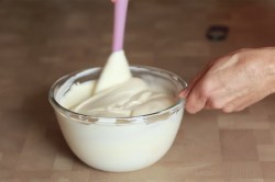 Муссовый торт с зеркальной глазурью с кокосом и ананасом