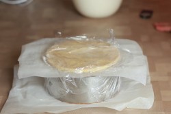 Муссовый торт с зеркальной глазурью с кокосом и ананасом