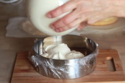 Муссовый торт с зеркальной глазурью с кокосом и ананасом