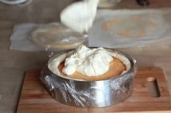 Муссовый торт с зеркальной глазурью с кокосом и ананасом