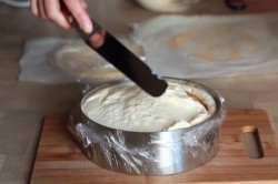 Муссовый торт с зеркальной глазурью с кокосом и ананасом