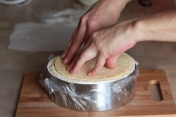 Муссовый торт с зеркальной глазурью с кокосом и ананасом