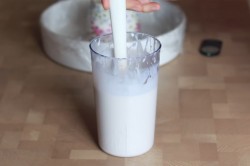 Муссовый торт с зеркальной глазурью с кокосом и ананасом