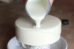 Муссовый торт с зеркальной глазурью с кокосом и ананасом