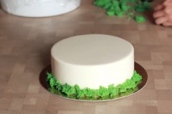 Муссовый торт с зеркальной глазурью с кокосом и ананасом