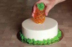 Муссовый торт с зеркальной глазурью с кокосом и ананасом