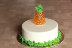 Муссовый торт с зеркальной глазурью с кокосом и ананасом