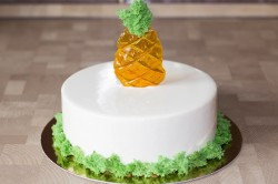 Муссовый торт с зеркальной глазурью с кокосом и ананасом