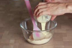 Муссовый торт с зеркальной глазурью с кокосом и ананасом